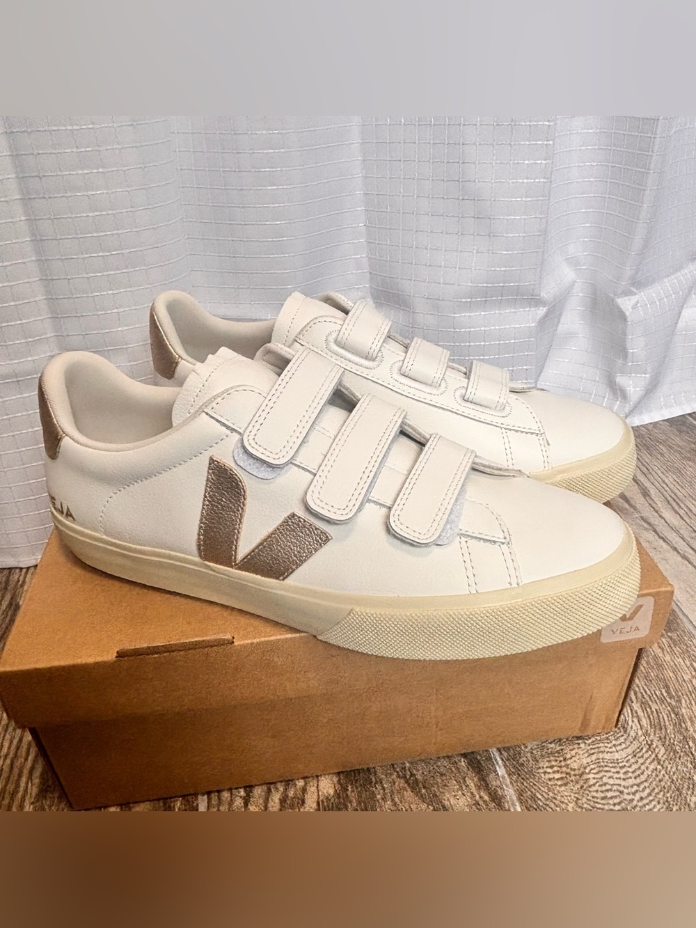 Veja Recife Logo Sneaker Shoe White Platine Gold Simple Casual Womens 11 Mens 9